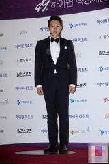 组图：朴有天现身百想西装笔挺帅气逼人