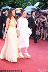 组图：徐佳莹白裙走红毯 羊角辫恨天高显俏皮