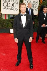 高清组图：瑞恩-西克莱斯特黑西服帅气亮相