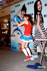 幻灯图：黑Girl宣传保护海洋 丫头庆生感动