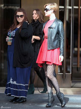 高清组图：埃文-雷切尔-伍德街拍 皮衣配红裙