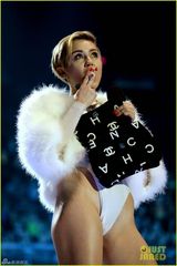 组图：麦莉穿高开叉三角裤献唱下体隐现