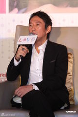 组图：电影《LOVE》发布会陈意涵与彭于晏私语