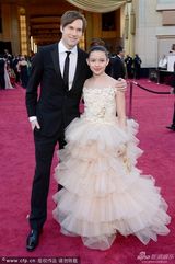 组图：小超模法提玛与编剧肖恩-克里斯汀森亮相