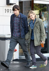 高清图：德鲁-巴里摩尔与男友逛街 小鸟依人展笑颜