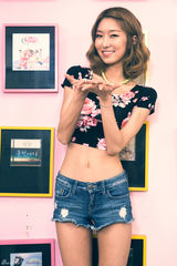 组图：韩团Dal shabet分享美腿秘诀 想当长寿团