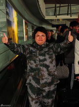 组图：韩红车祸后抵京 战友迎接难忍泪水