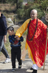 组图：《爸爸》变身大咖秀 张亮惊艳造型闪瞎眼