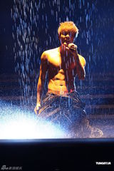 组图：吴克群个唱湿身秀腹肌 和女模互摸掀高潮