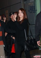 组图：少女时代抵港准备开唱 闪现机场秒杀粉丝