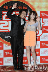 组图：《全国歌唱比赛》试映 柳贤京低胸露身材