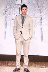 组图：凤小岳喜欢北海道雪景 谢欣颖首次升格女主角