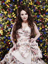 组图：莎拉-布莱曼花朵写真 长裙露乳沟显风韵