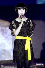 幻灯图：范冰冰蕾丝装性感 杭州代言遭老总熊抱 