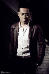 组图：刘钧温暖系写真演绎儒雅硬汉