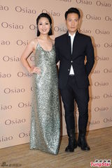 组图：杨千嬅闪亮露背裙亮相 称老公脱发不严重