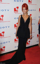 高清组图：蕾哈娜黑色爆乳装亮相 低头春光乍泄