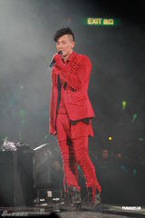 组图：林峰红馆个唱收官帅气引尖叫 草蜢关菊英助阵