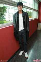 组图：黄宗泽秘恋大五岁女模 忘情甜蜜互吻