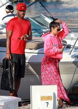 组图：妮琪米娜晒性感度假照 着比基尼前凸后翘