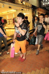 组图：金牌运动员访港 林丹携妻扫货