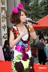 幻灯图：杨丞琳获赠G奶蛋糕 粉丝祝其拥有傲人胸部