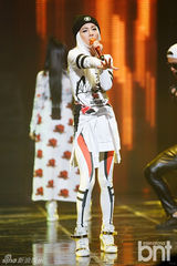 组图：韩团2NE1《M countdown》打榜拿第一