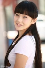 组图：张佳宁拍摄清纯写真 青涩笑容秀率真甜美