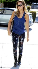 组图：杰西卡-阿尔芭蓝色小背心搭印花裤