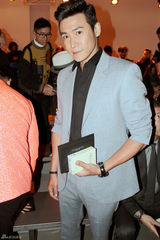 组图：陆毅出席米兰时装周 清新帅气秀长腿