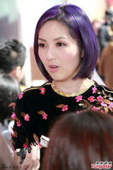 组图：杨千嬅亮相贺岁活动 桃花服饰优雅喜庆