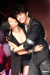 组图：汪东城生日蓝心湄送香吻 曝其“到处睡”