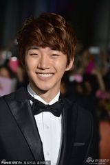 组图：《监视者们》首映 韩孝珠白裙红唇惹火