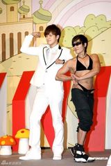 幻灯图：罗志祥庆生签“婚约” 模仿教练秀肌肉