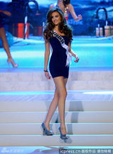 组图：奥利维娅夺环球小姐桂冠 圆润双峰隐现