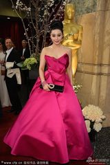 组图：奥斯卡红毯范冰冰粉色礼服大秀香肩雪肤
