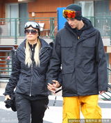 组图：希尔顿携小男友现身雪场 滑雪不忘拗造型