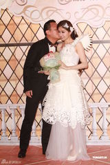 组图：徐淑敏携老公黄浩出席婚纱活动大秀恩爱