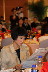 幻灯图：孔琳刘谦倡导低碳出行 现场派送DIY环保袋