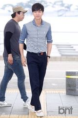 组图：李升基穿条纹衫现身机场飞泰国会粉丝