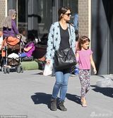 组图：小苏瑞花裤牵妈妈出街 秀新手机星味十足