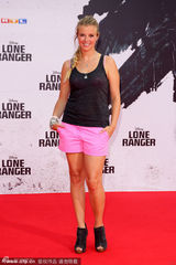 组图：德普撑《独行侠》柏林首映 汉莫揽美女