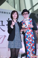 组图：梁洛施复出演舞台剧 穿黑丝短裙秀长腿