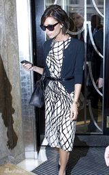 幻灯图集：维多利亚现身英国 观看伦敦时装周 