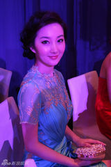 组图：程媛媛亮相名媛舞会 优雅动人气场足