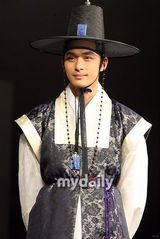 组图：东方神起有天穿古装亮相 现场上演变装秀