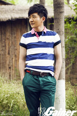 组图：郭京飞风格街拍尽显帅气魅力