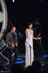 组图：林志玲金马奖大秀性感 和黄渤暧昧欲接吻