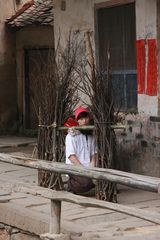 组图：张翰魏晨朱梓骁下乡“改造” 农夫装扮录节目