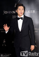 组图：宋承宪姜志焕出席活动 黑色西装拼帅